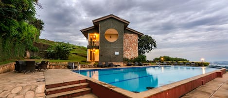 Una piscina al aire libre