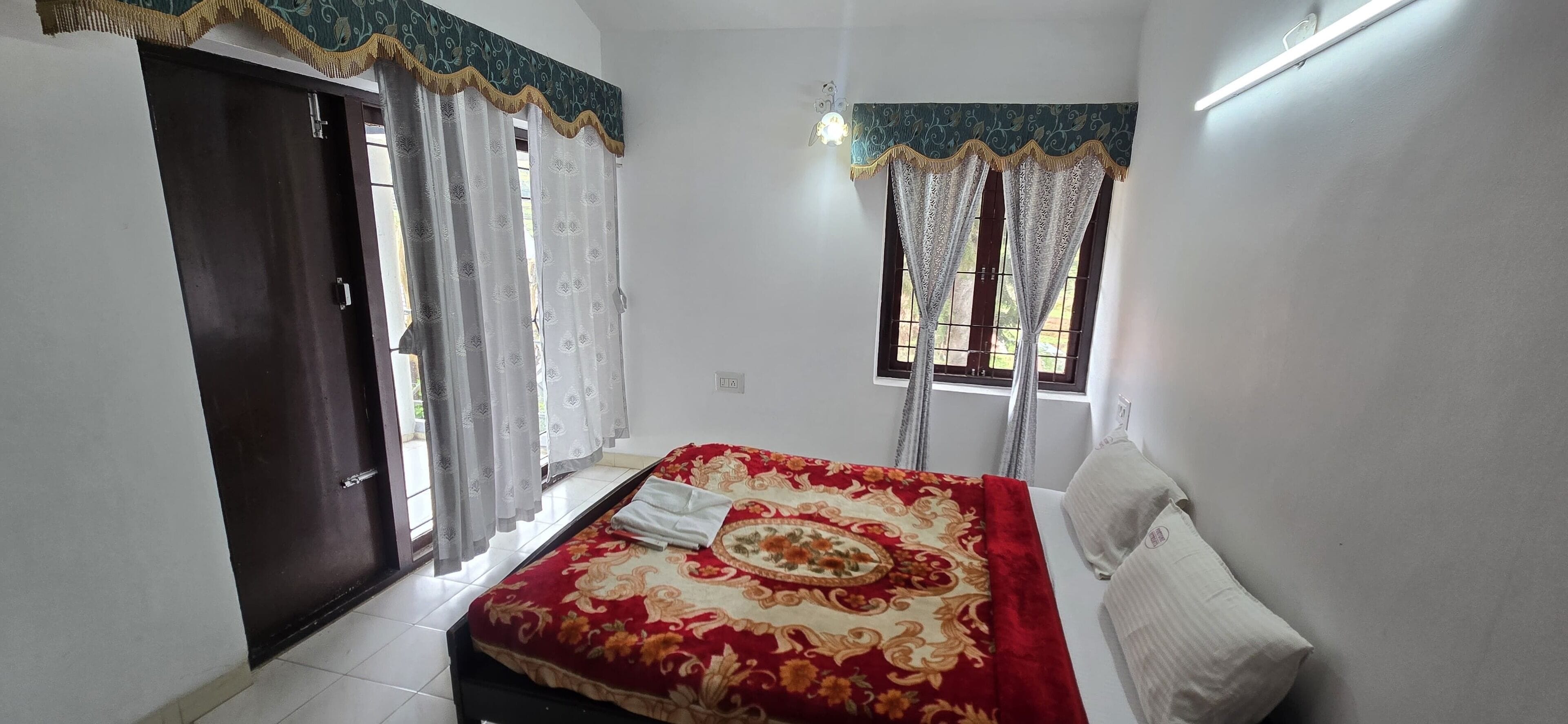 Standard Apartment | Hypo-allergenic bedding, desk, bed sheets