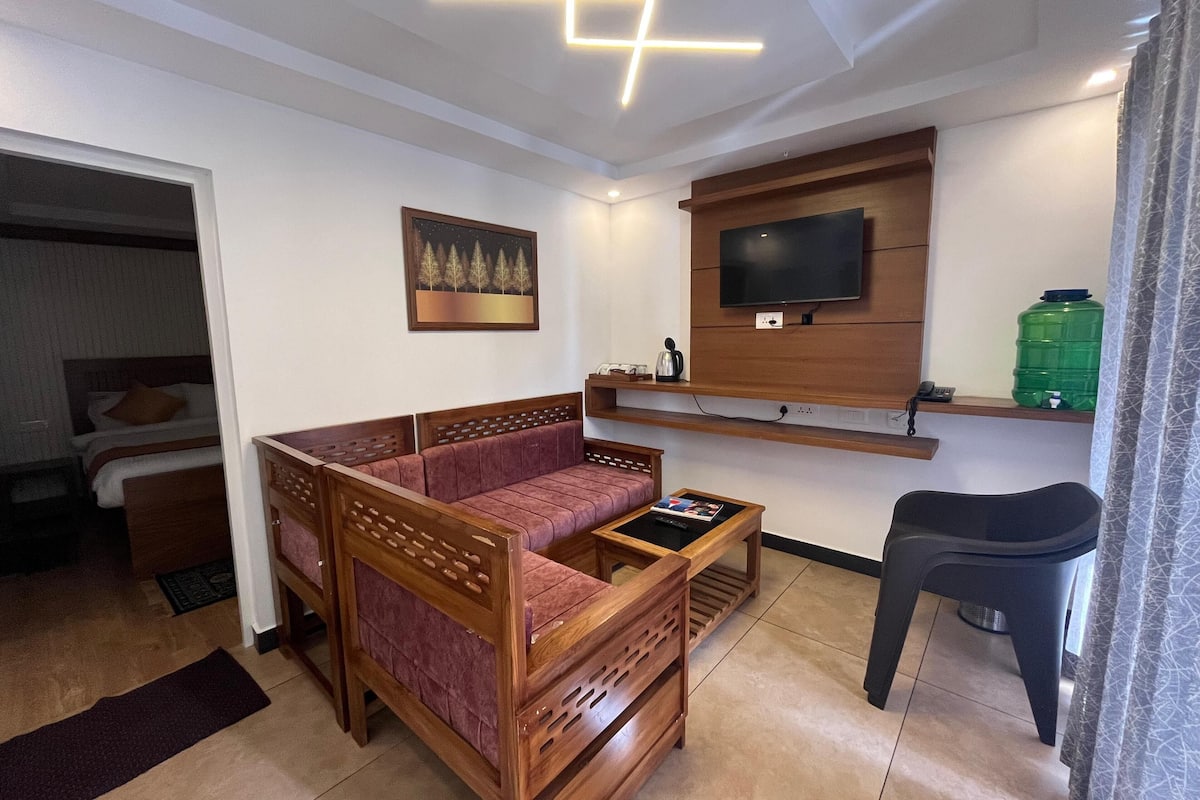 Deluxe Double Room | Living area | 32-inch LED TV with cable channels