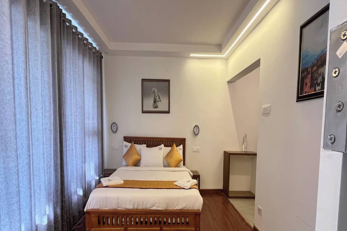 Hypo-allergenic bedding, desk, bed sheets