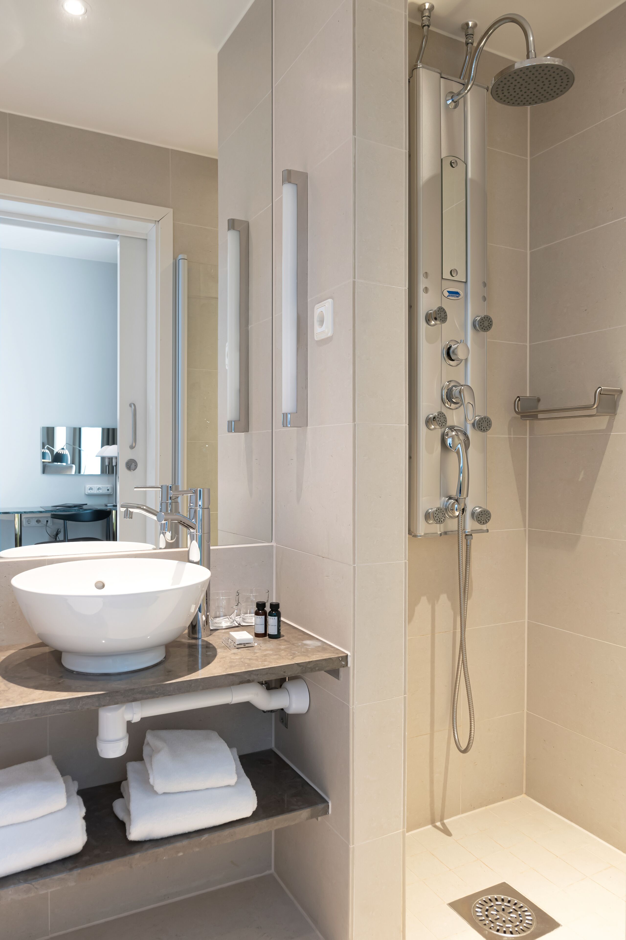 superior | bathroom | free toiletries, hair dryer, towels, soap