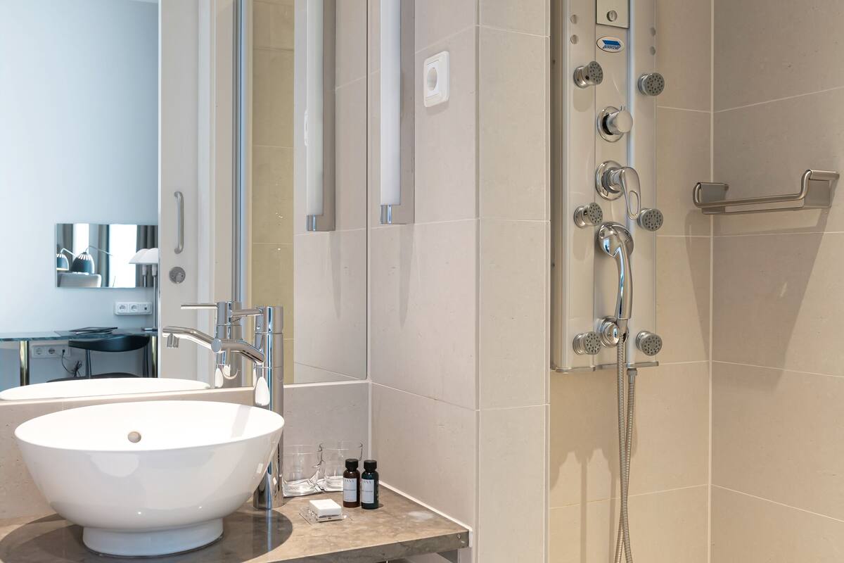 superior | bathroom | free toiletries, hair dryer, towels, soap