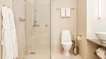 Ein modernes Badezimmer mit einer Duschkabine, einer Toilette und einem Waschbecken.
