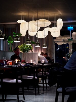 Frokost, lunsj og middag serveres, lokale retter 