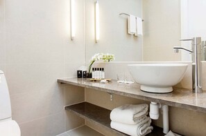 Minibar, värdeförvaringsskåp på rummet och skrivbord