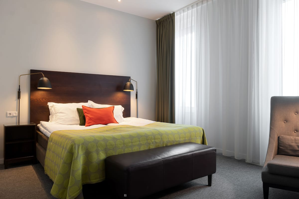 Minibar, caja de seguridad en la habitación y escritorio