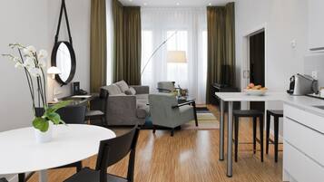 Suite | Wohnbereich | 42-Zoll-Flachbildfernseher mit Kabelempfang, Fernseher