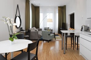 Suite | Wohnbereich | 42-Zoll-Flachbildfernseher mit Kabelempfang, Fernseher