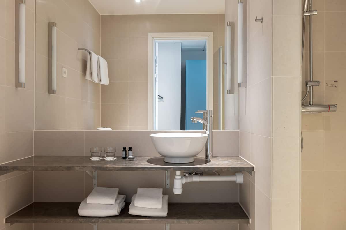 standard double room | bathroom | free toiletries, hair dryer, towels, soap