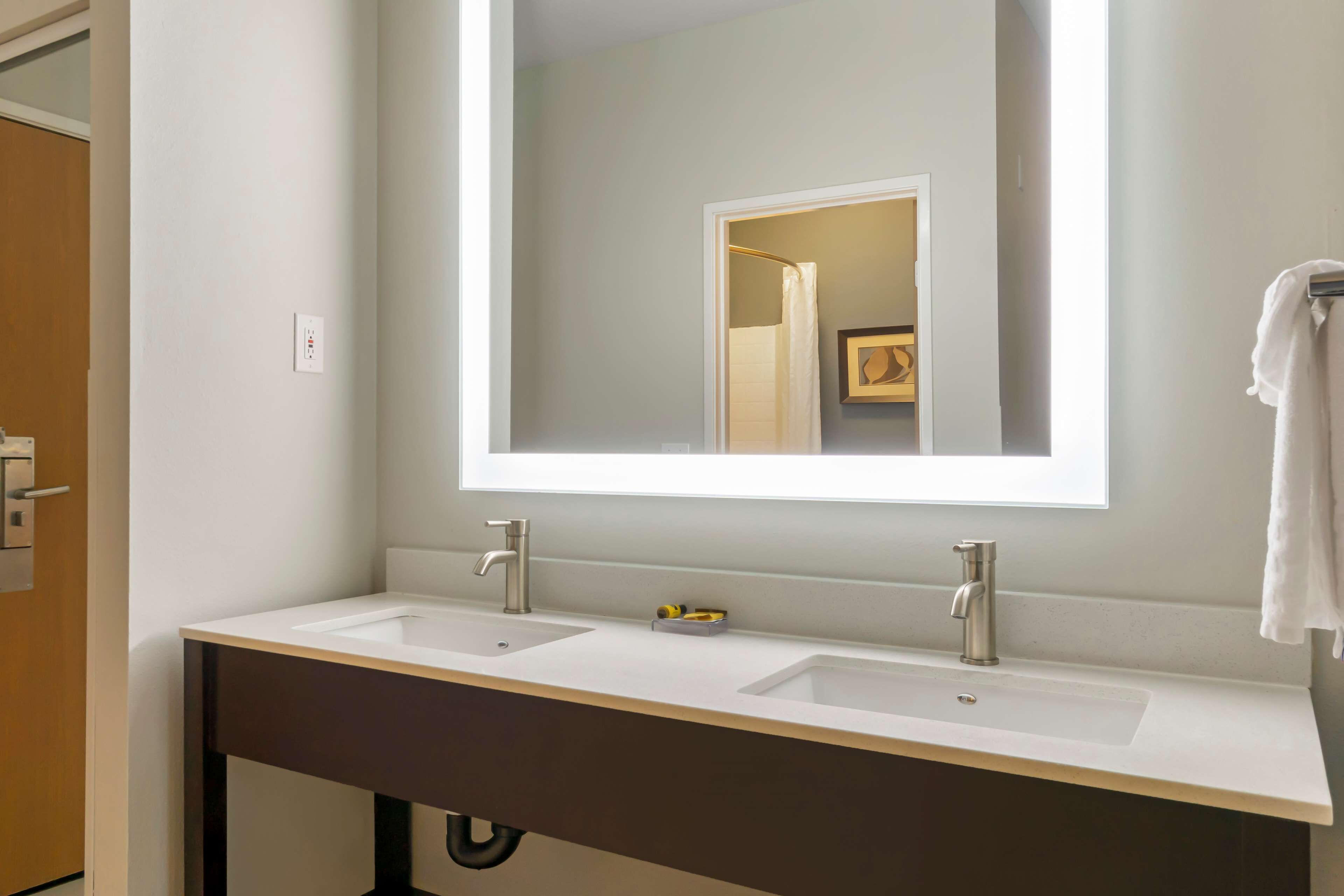 standard room, 1 king bed, accessible, non smoking | bathroom | free toiletries, hair dryer, towels