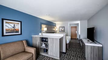 Tabla de planchar con plancha y ropa de cama