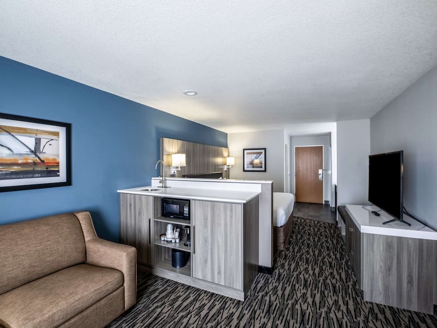 Iron/ironing board, bed sheets