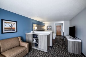 Tabla de planchar con plancha y ropa de cama 