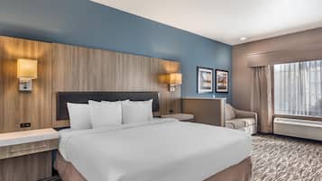 Standard Room, 1 King Bed, Accessible, Bathtub | Iron/ironing board, bed sheets