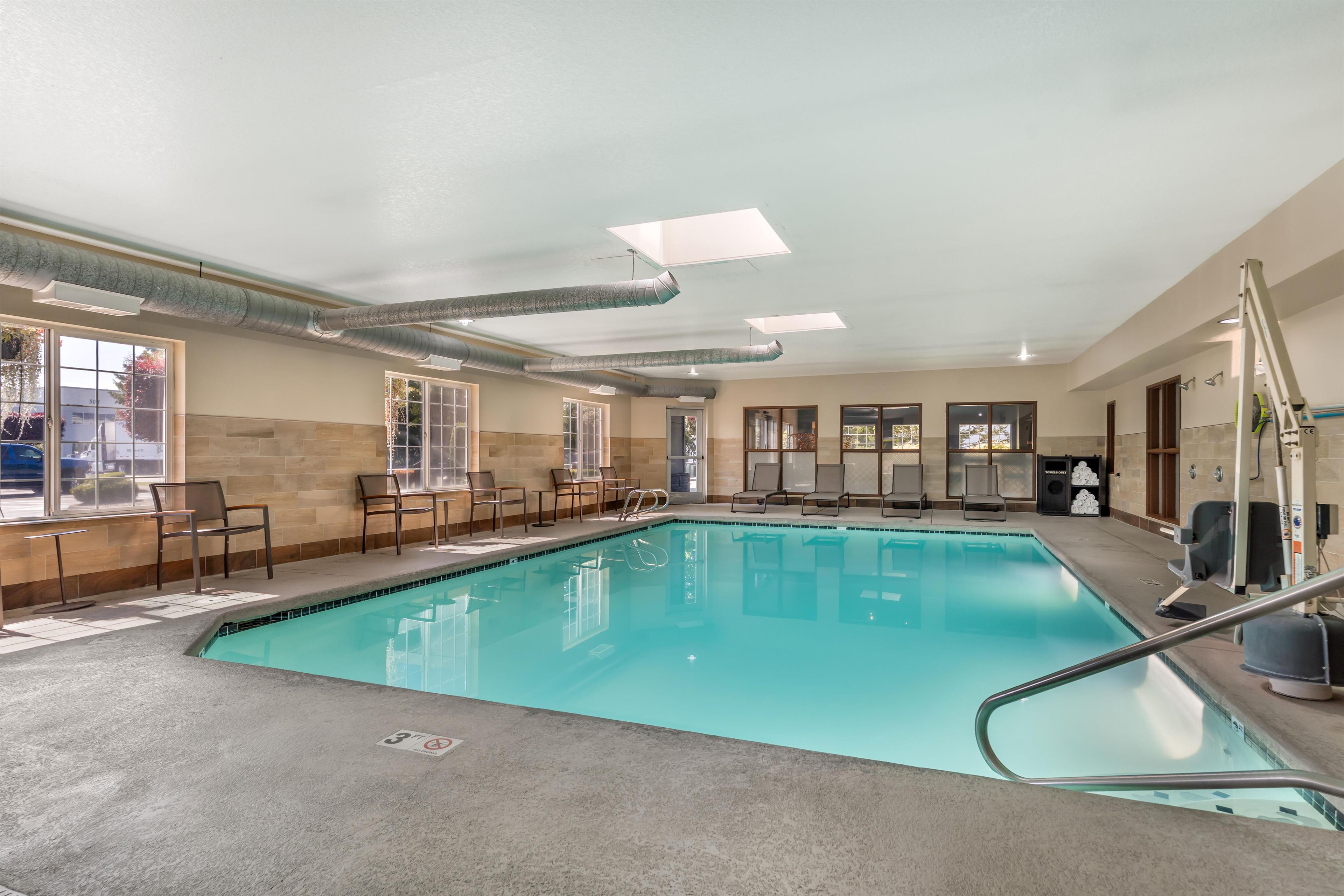 Indoor pool, sun loungers