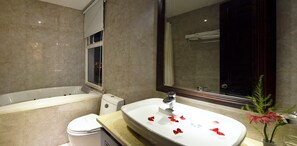 Suite | Baño | Amenidades de baño gratuitas, secadora de cabello, pantuflas, bidet 