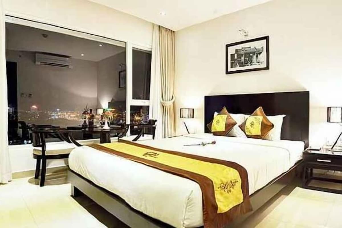 Minibar, desk, soundproofing, WiFi (free)