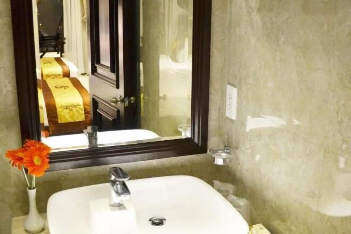 Amenidades de baño gratuitas, secadora de cabello, pantuflas, bidet