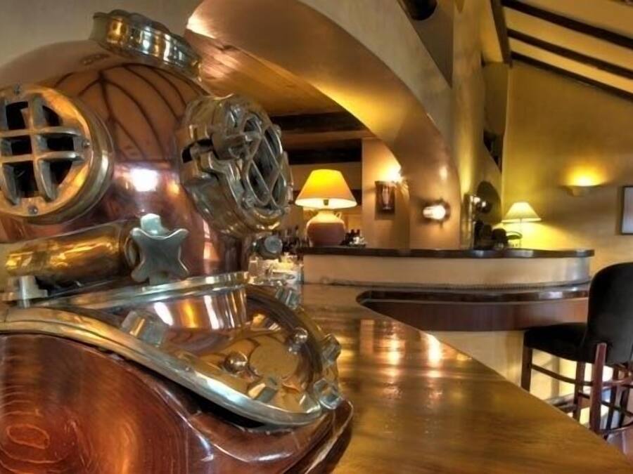 Lunch, dinner served; Italian cuisine, alfresco dining