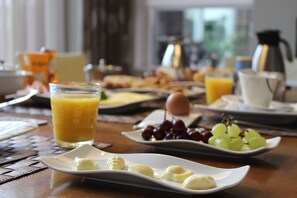 Desayuno continental diario (EUR 6.95 por persona)