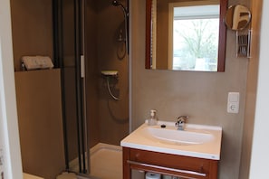 Comfort Double Room, 2 Twin Beds, Non Smoking, Garden View | Bathroom | Shower, hair dryer, towels, soap - B&B Oosterpark (Harlingen)