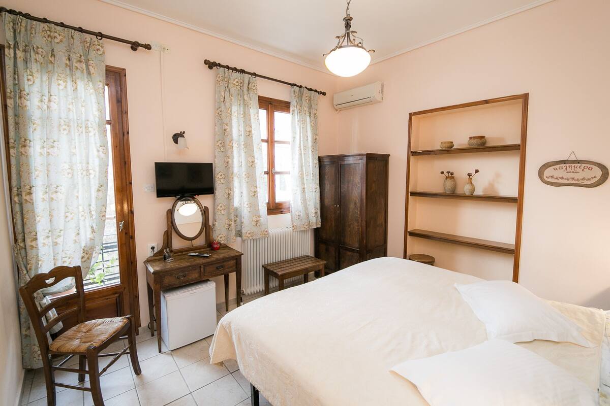 Egyptian cotton sheets, down comforters, in-room safe