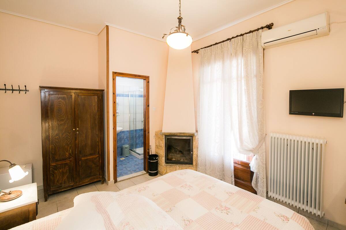 Basic Double Room, 1 Double Bed, Fireplace | Egyptian cotton sheets, down comforters, in-room safe