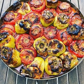 供應早餐、午餐和晚餐，希臘料理，花園景觀