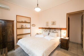 Quarto casal básico, 1 quarto, sacada | Roupas de cama de algodão egípcio, edredons de pluma, cofres nos quartos