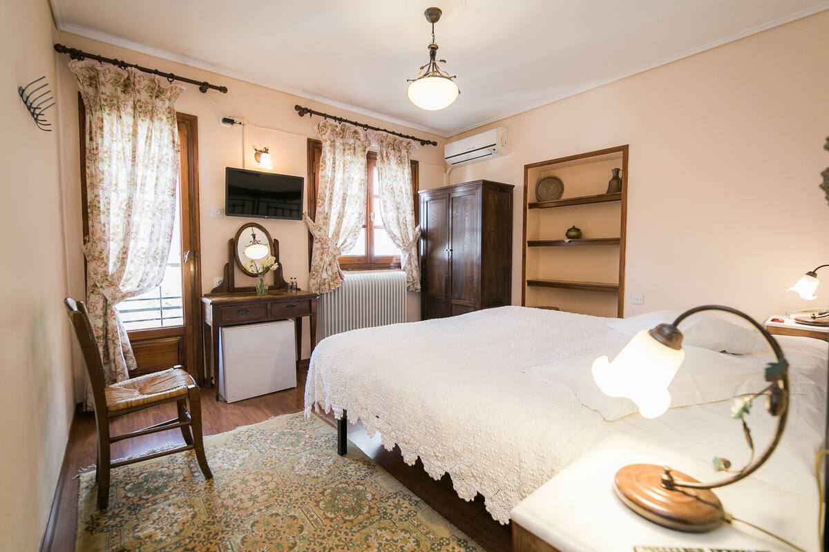 Egyptian cotton sheets, down comforters, in-room safe