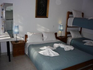 Studio, Kitchenette (Quadruple) | In-room safe, soundproofing, free WiFi, bed sheets - Apanemia Rooms (Syros)
