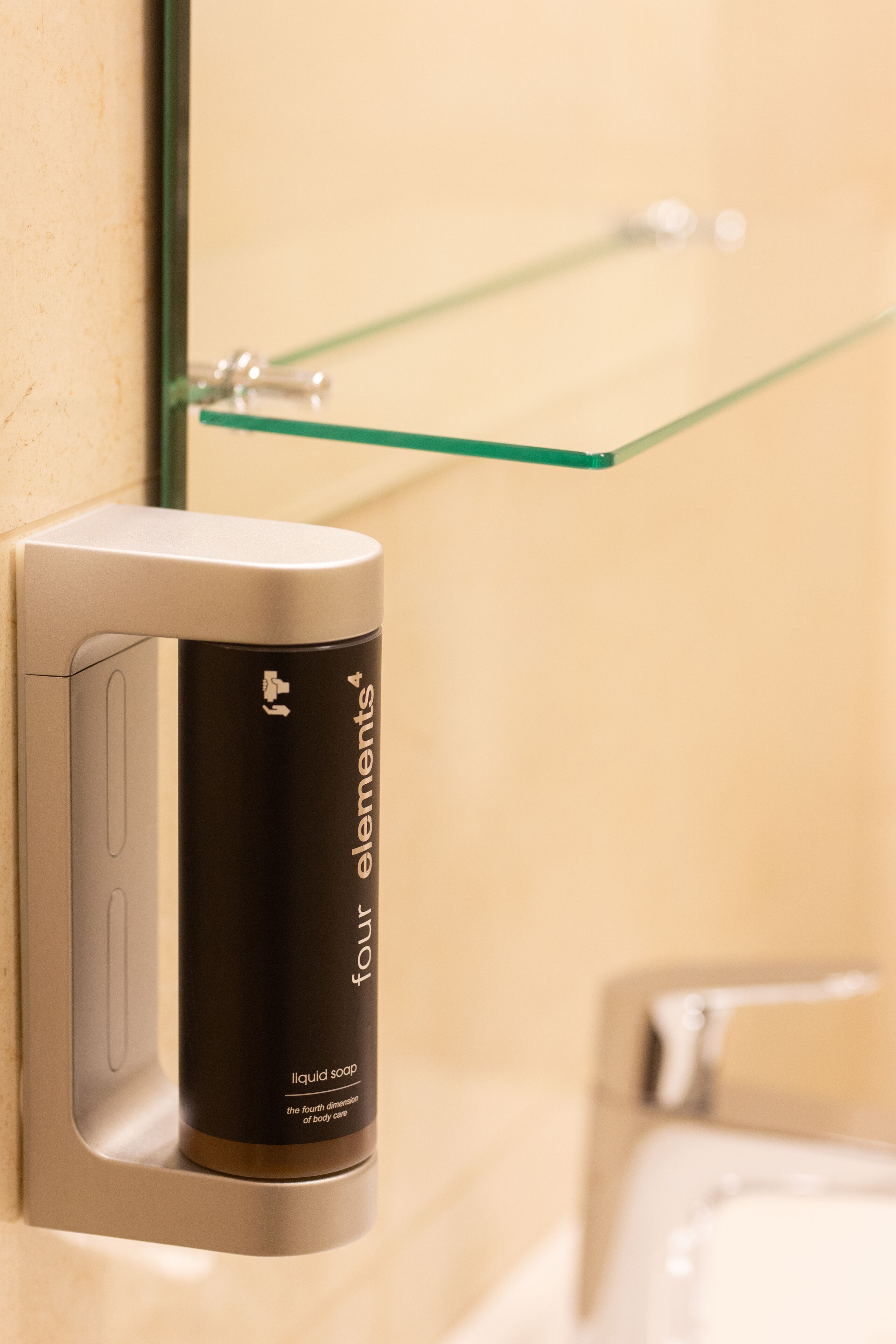 deluxe double room | bathroom | free toiletries, bathrobes, towels