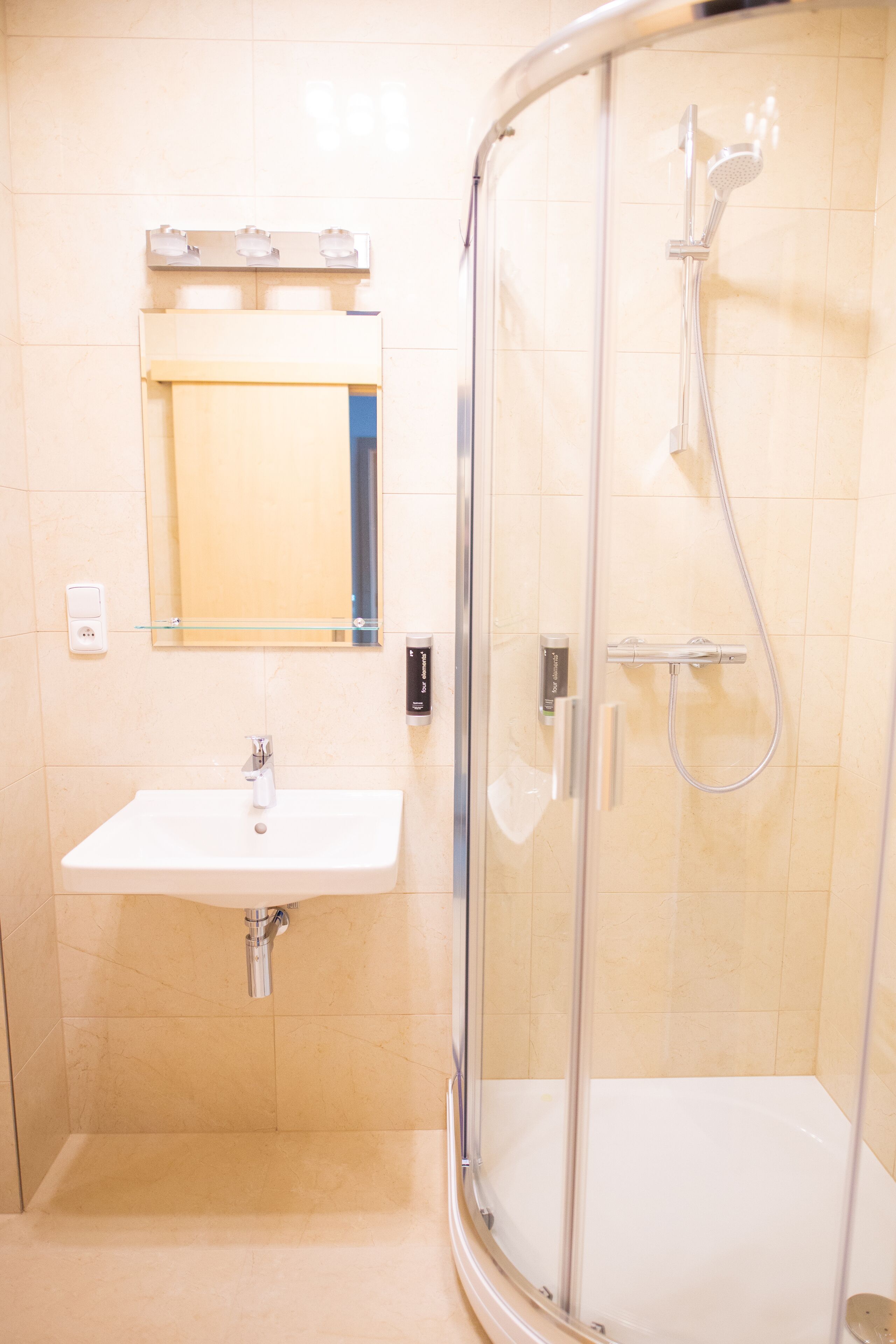Habitación doble Deluxe | Baño | Amenidades de baño gratuitas, batas, toallas 