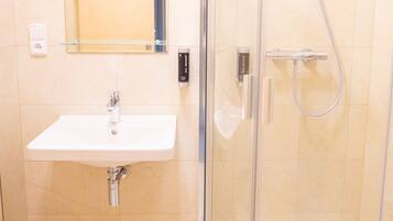 Habitación doble Deluxe | Baño | Amenidades de baño gratuitas, batas, toallas