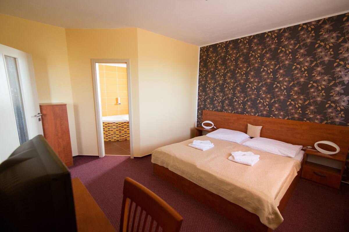 Family Room | In-room safe, desk, blackout drapes, WiFi (free)