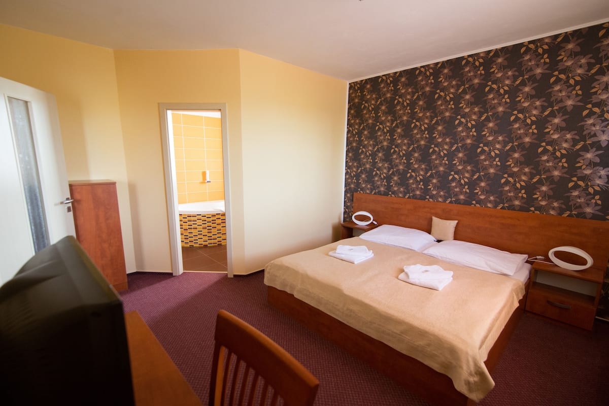Family Room | In-room safe, desk, blackout drapes, free WiFi