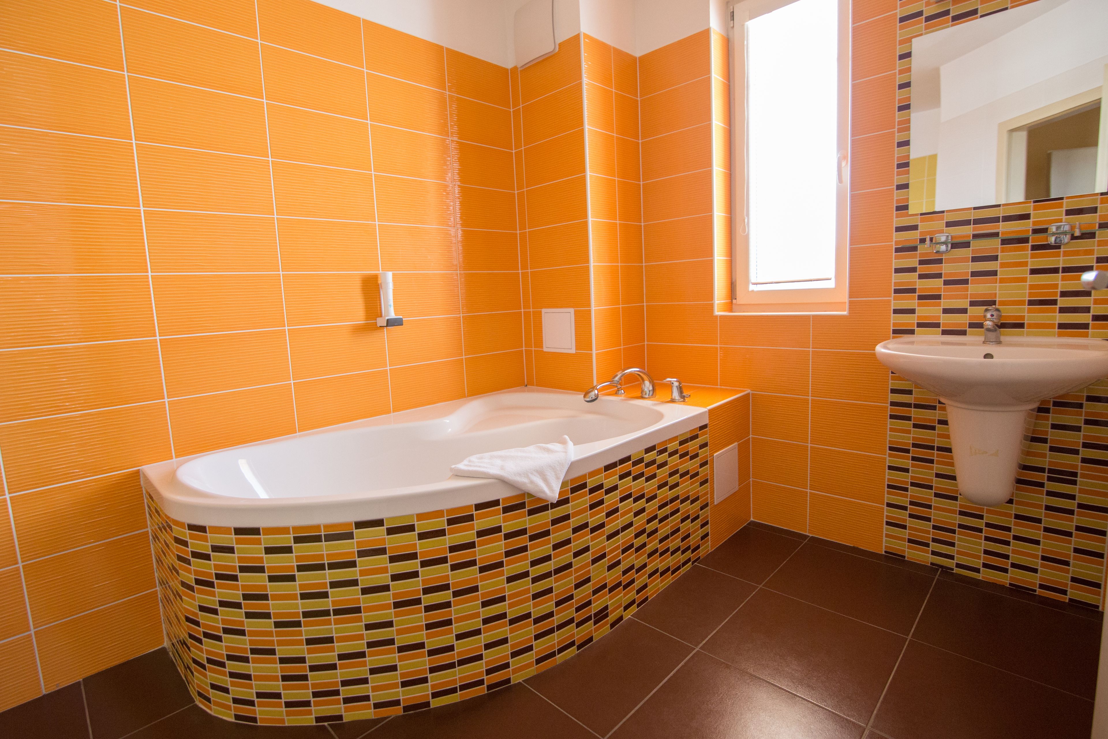 family room | deep-soaking bathtub