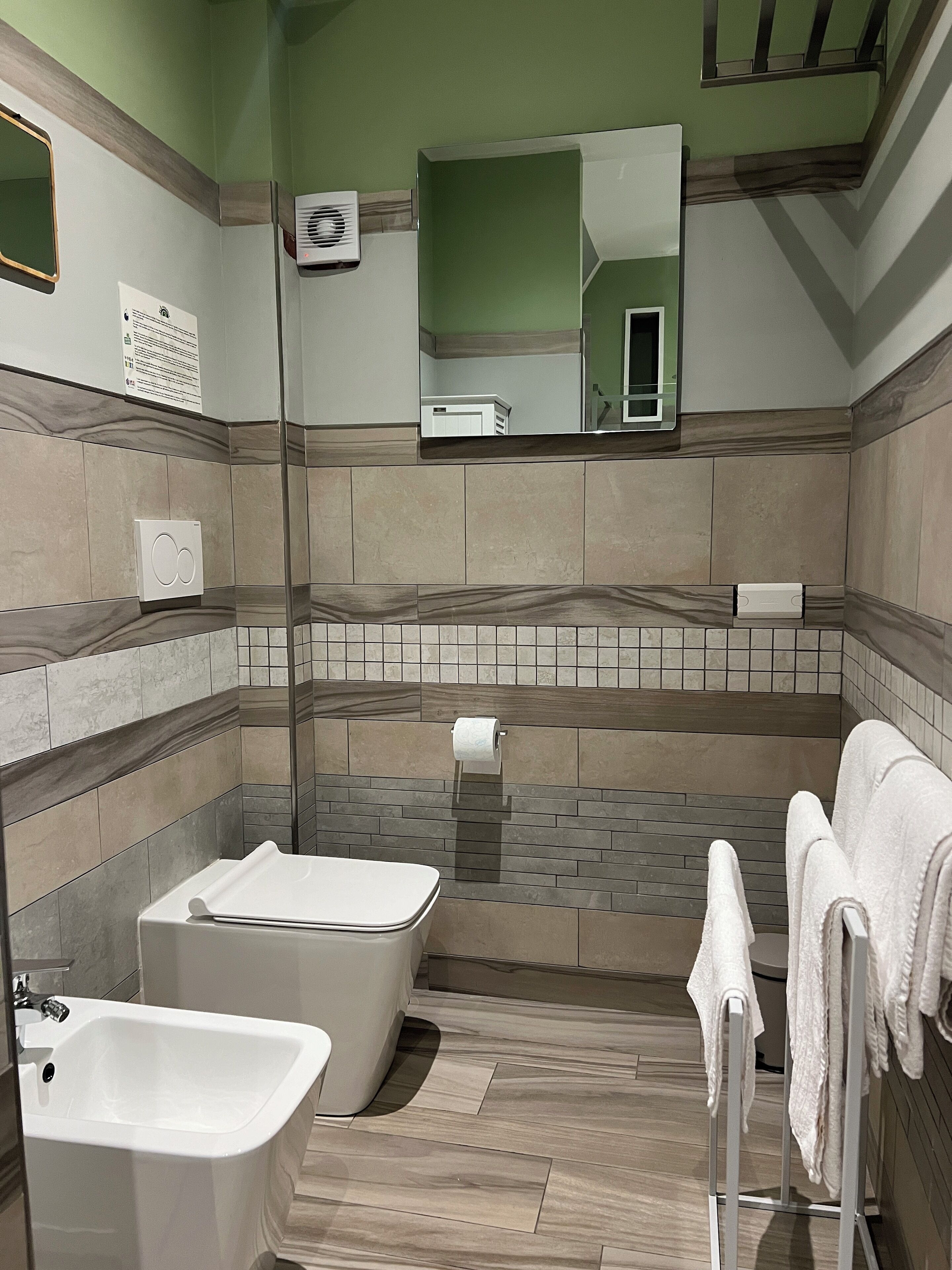 Een moderne badkamer met een bad, een wastafel en een toilet.