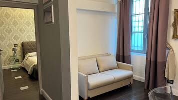 Departamento Deluxe, 1 habitación, cocina, vista al jardín | Área de sala de estar | Televisión LCD de 24 pulgadas con canales vía satélite y televisión