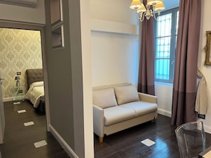 Appartamento Deluxe, 1 camera da letto, cucina, vista giardino | Area soggiorno | TV LCD 24 pollici con canali satellitari, TV