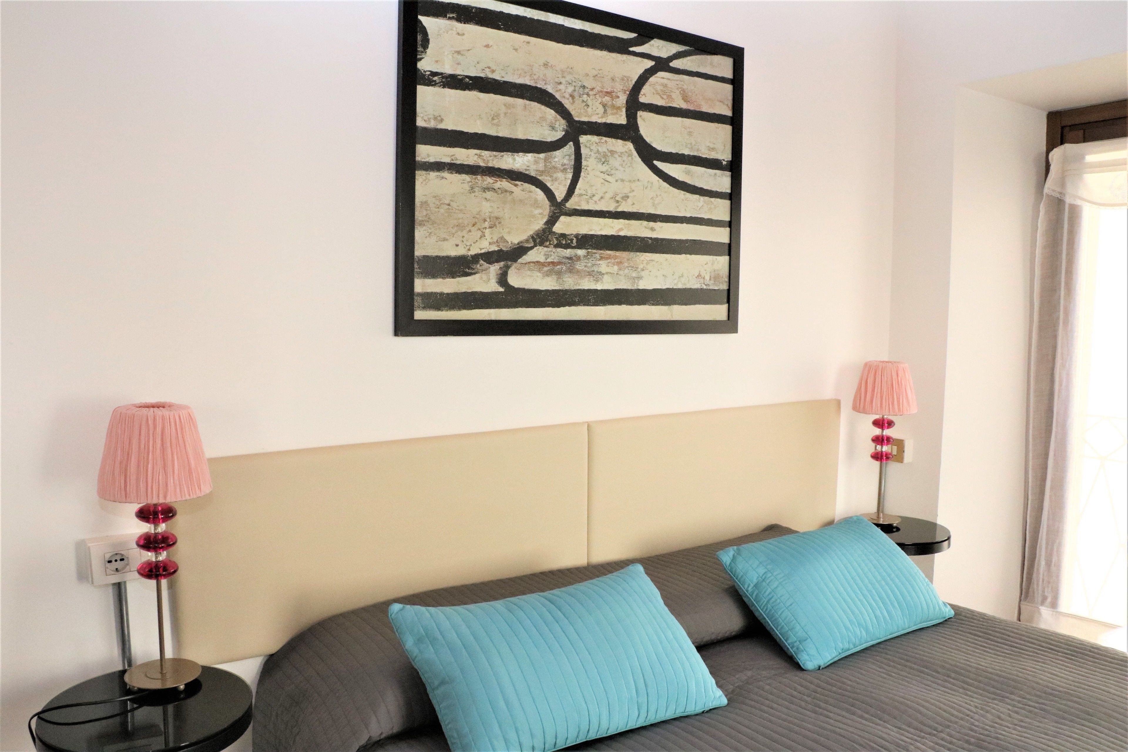 高級寝具、羽毛の掛け布団、客室ごとに異なる装飾、客室ごとに異なるインテリア