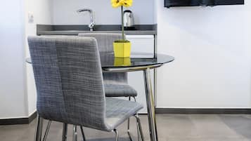 Appartamento Deluxe, cucina, vista giardino | Cucina privata | Frigorifero, microonde, piano cottura, macchina per tè/caffè