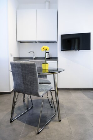 Deluxe Apartment, Kitchen, Garden View | Private kitchen | Fridge, microwave, stovetop, coffee/tea maker - Residence Diaz (Como)