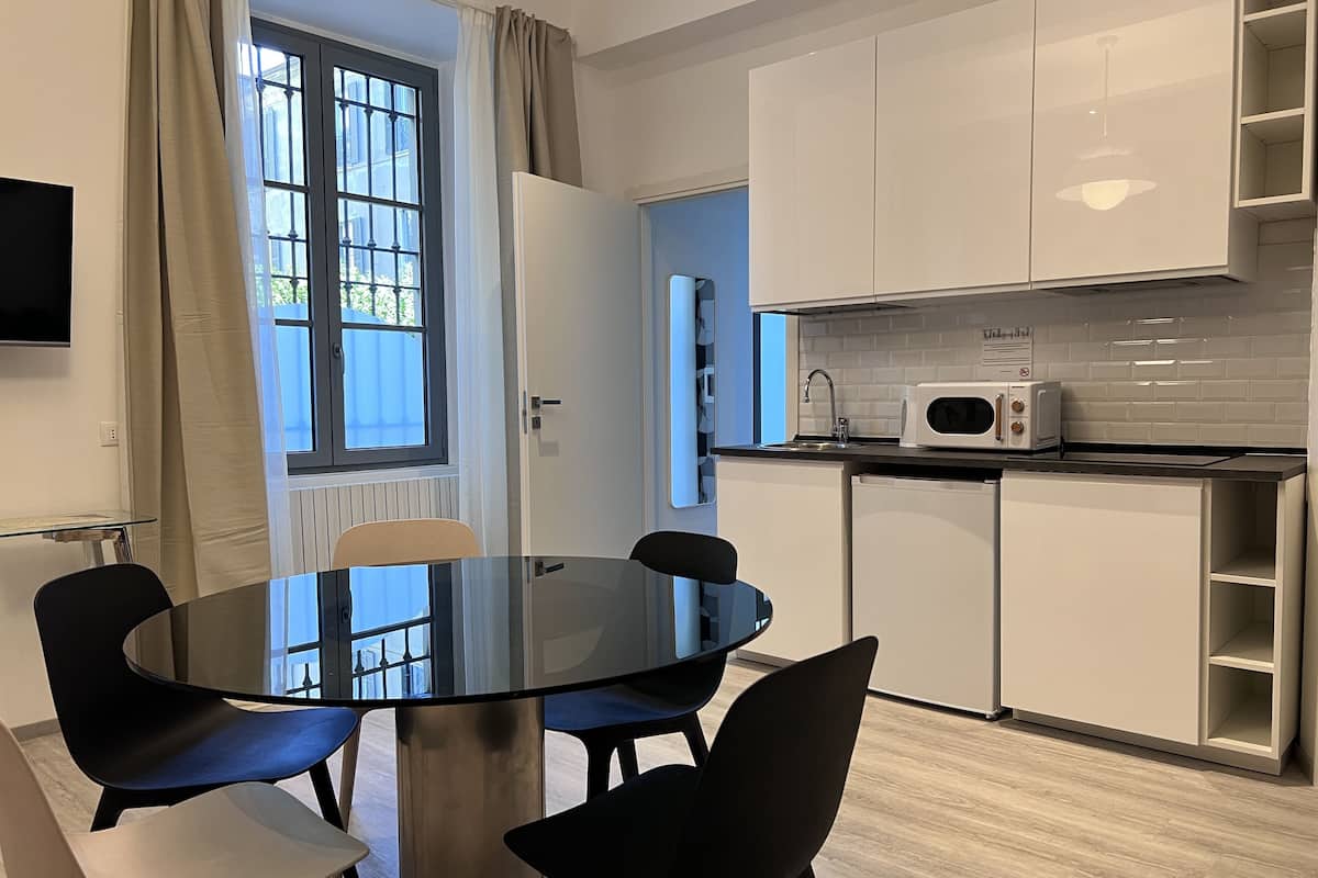 Superior Apartment | Private kitchen | Fridge, microwave, stovetop, coffee/tea maker