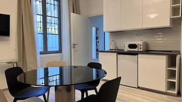 Appartamento Superior | Cucina privata | Frigorifero, microonde, piano cottura, macchina per tè/caffè