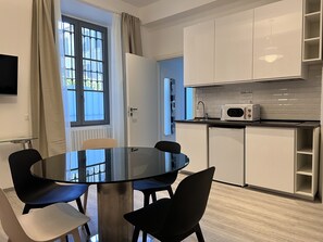 Superior Apartment | Private kitchen | Fridge, microwave, stovetop, coffee/tea maker - Residence Diaz (Como)