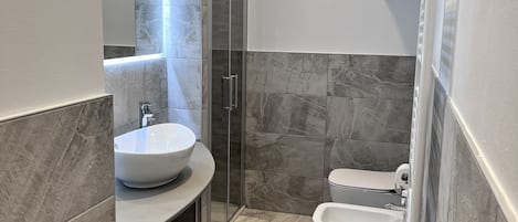 Superior Apartment | Bathroom | Shower, rainfall showerhead, hair dryer, bidet
