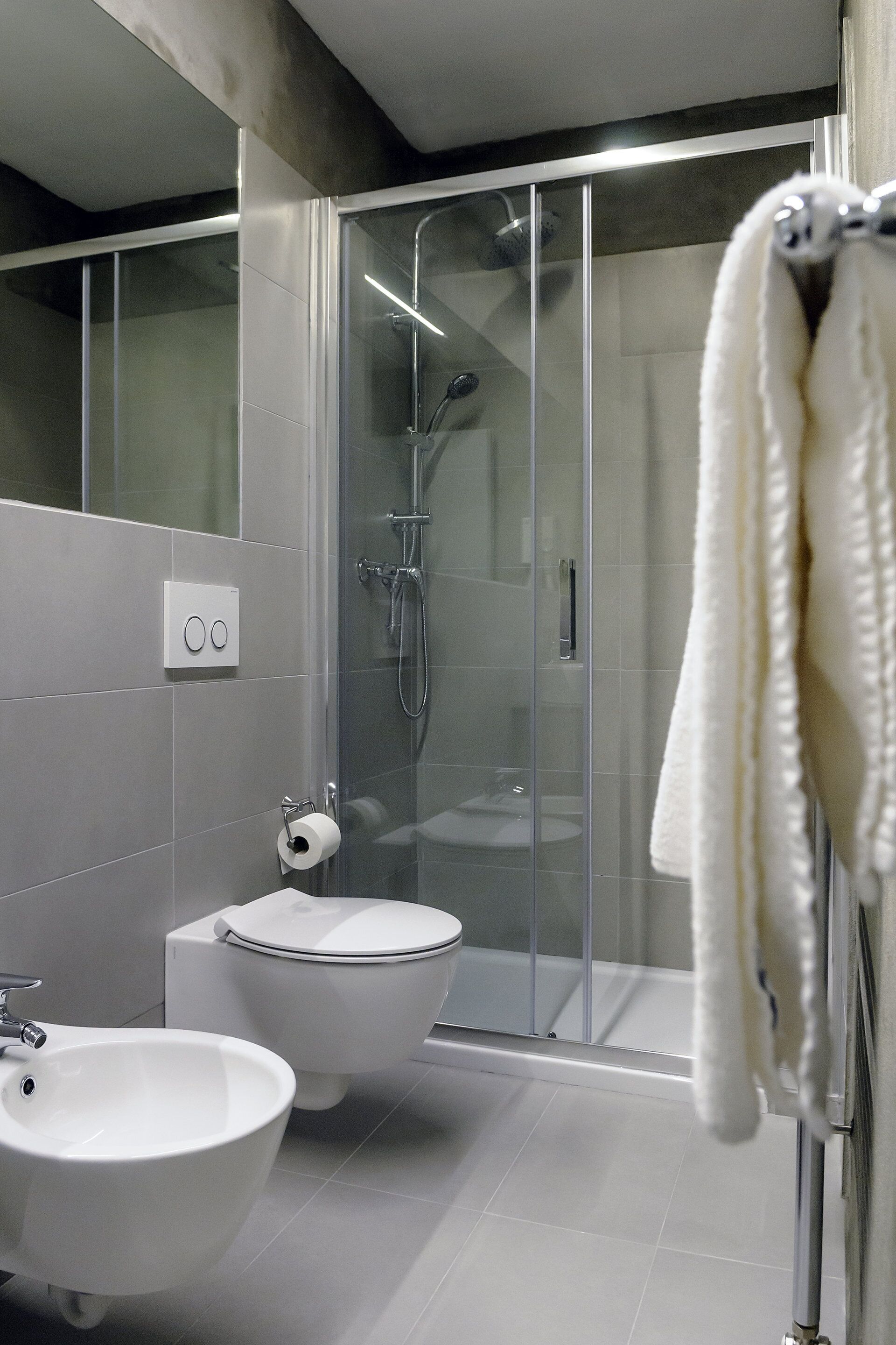 Ein modernes Badezimmer mit Duschkabine, Toilette und Waschbecken.