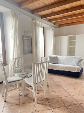 Monolocale comfort, 1 camera da letto, cucina, vista città | Area soggiorno | TV LCD 24 pollici con canali satellitari, TV