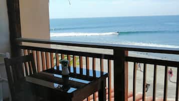 Habitación Deluxe, vista al océano | Escritorio, cortinas blackout, wifi gratis y ropa de cama